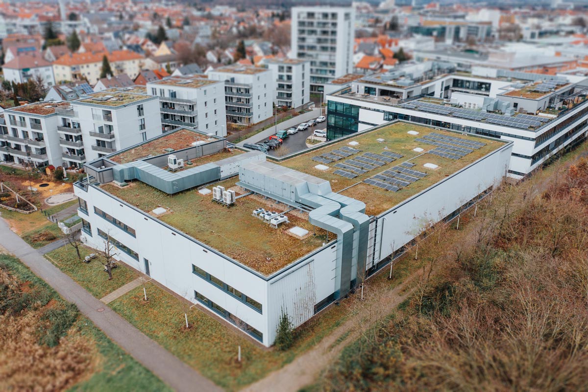 Solaranlage auf dem Dach des Firmensitz